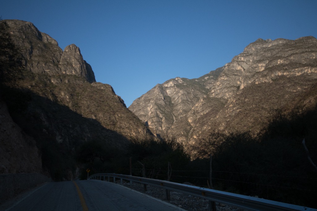 Cañón y paso escarpado de montaña en la Sierra Gorda de Guanajuato