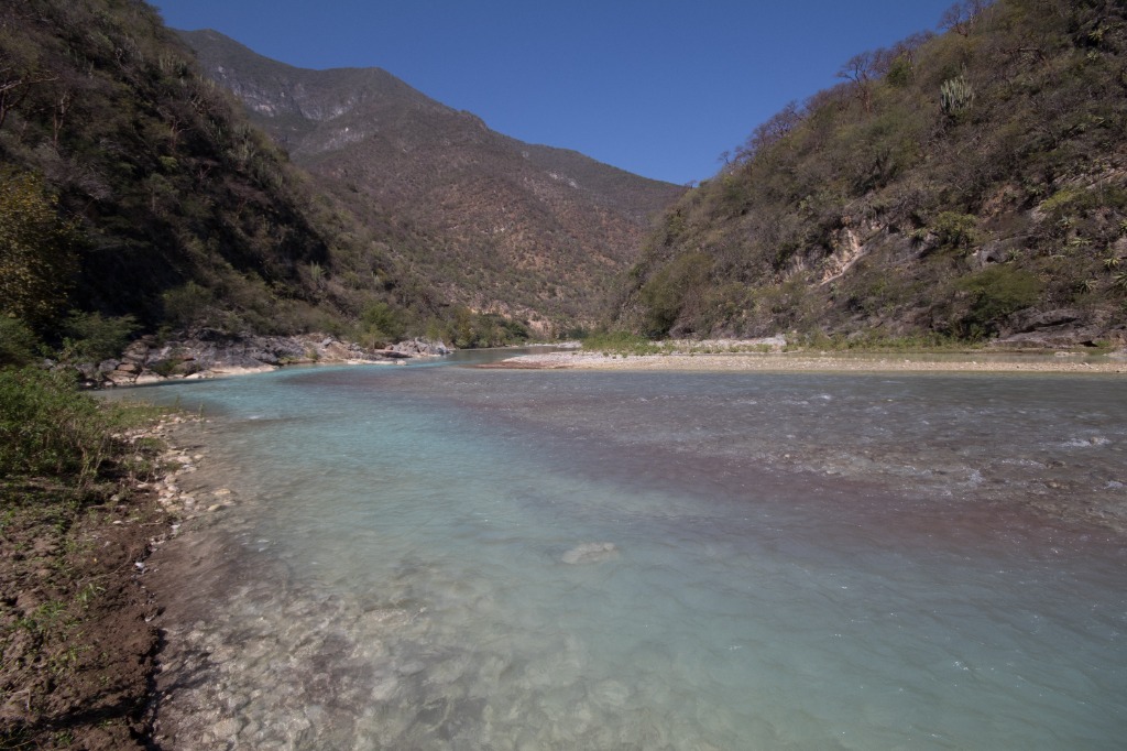 Río de aguas cristalinas en la Sierra Gorda de Guanajuato